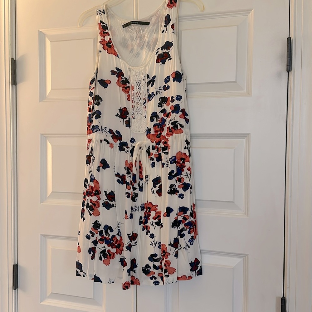 Kensie white sleeveless dress size large. Floral print, tie at waist.